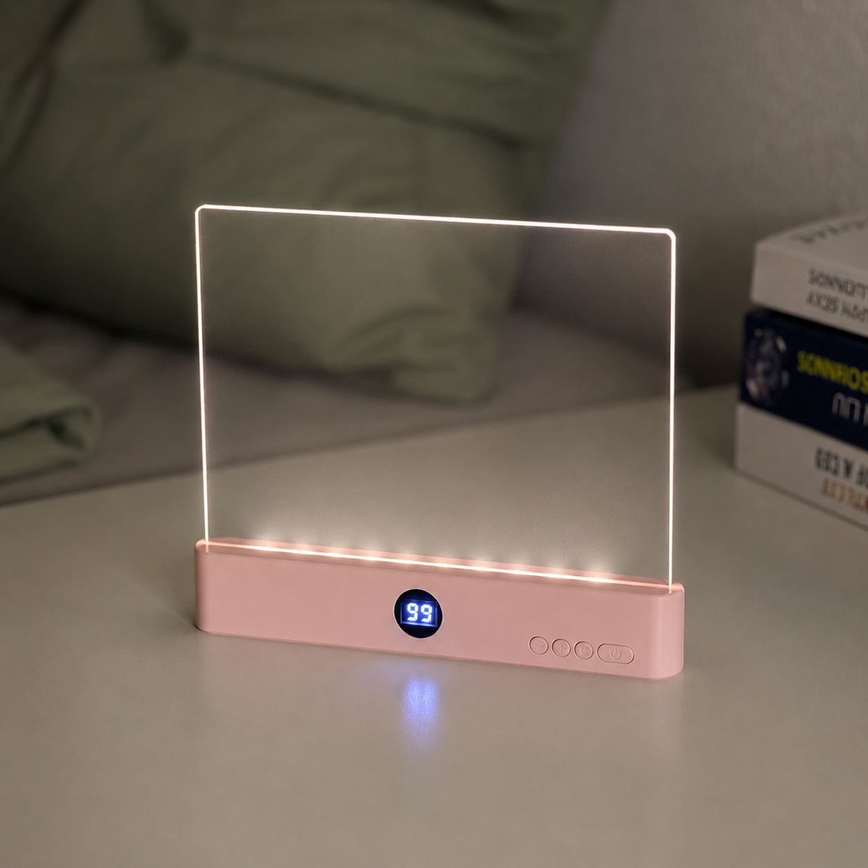 NachtLeser Leselampe in Rosé mit warmem Licht auf dem Nachttisch, perfektes Geschenk für Leseratten