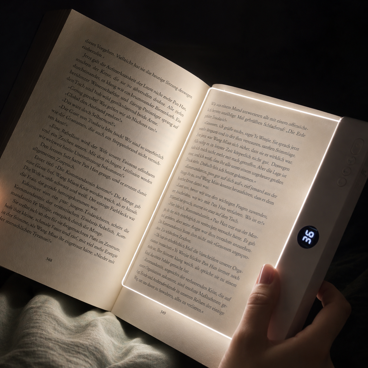NachtLeser Klemmleselampe an einem geöffneten Buch, warmes Licht beleuchtet die Seiten blendfrei